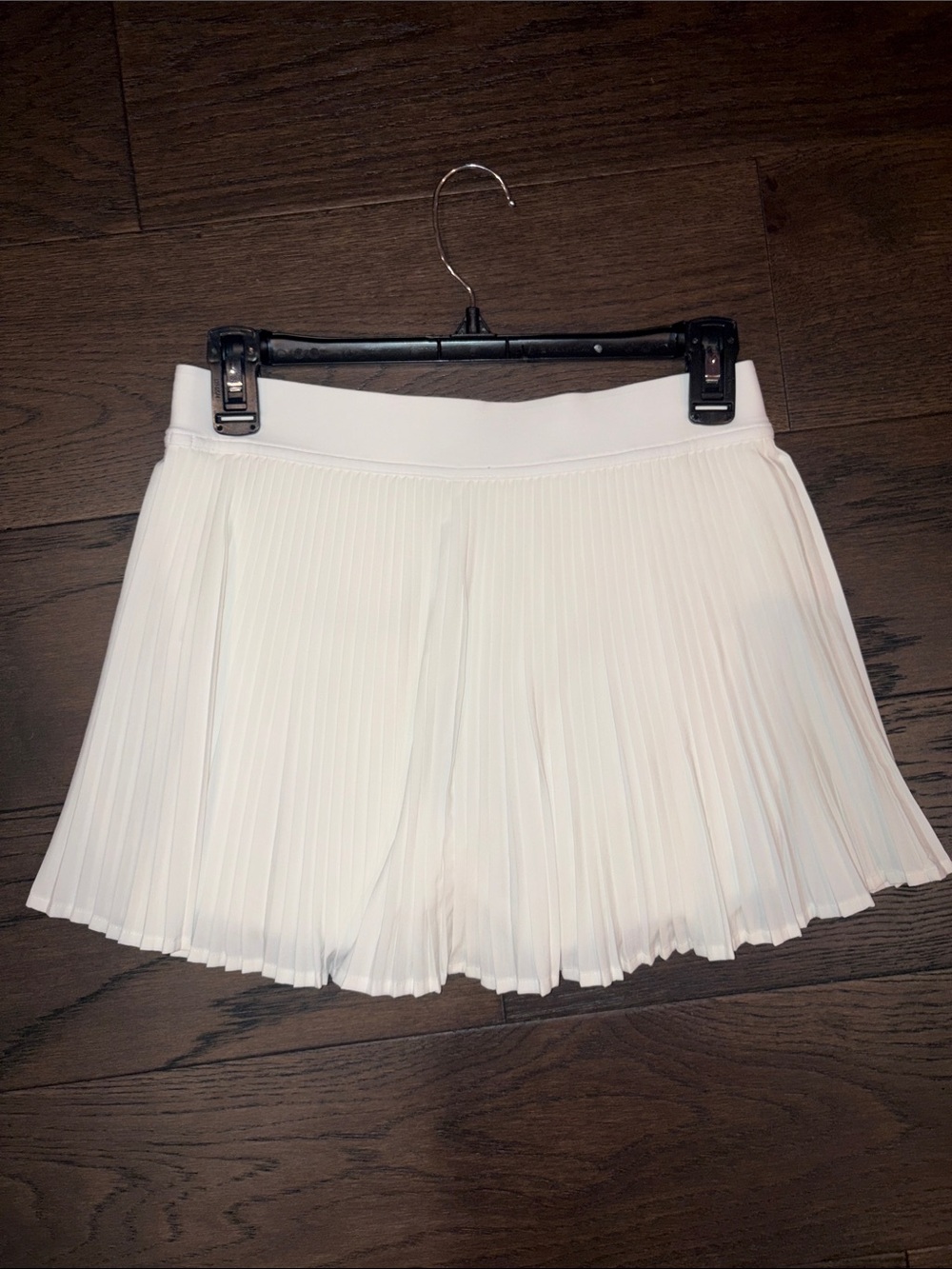 Lululemon Pleated White Women's Skirt - Classic A-Line Style, size 6